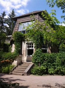 Das Haus unter den hohen Pappeln